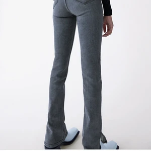 Zara Jenas  - Säljer dessa populära jeans från zara, favoriter!!! Säljer för har två par. Dessa är de lite mjukare materialet som inte säljs längre. Hör av er vid frågor eller mer bilder 💘