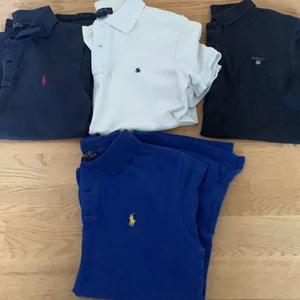 Märkes pikéer ralphlauren och gant - Mörkblå ralph Lauren pike i fint skick, storlek 14-16 år (99kr). Vit ralph lauren pike i medelskick, storlek 14-16 år (50kr). Blå ralph lauren pike i fint skick, storlek 10-12 år (89kr)Mörkblå gant piké storlek 13-14 år medelskick. (70kr). Paket pris 249kr.