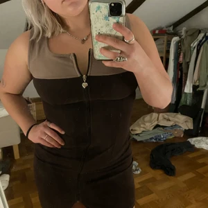 Vintage klänning med hjärtdragkedja - Skitcool klänning, köpt second hand men är i helt nytt skick