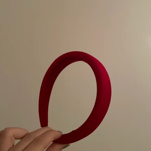 Diadem - Säljer ett helt nytt diadem då det inte passade min stil. Kostade 50 och säljer för 30💗 frakt ingår inte i priset. 14kr utan spårbart eller 66kr med spårbar frakt.