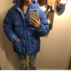 Fjällräven blå jacka  - Säljer min fina ljusblåa fjällräven jacka. Köpt i slutet av förra vintern, och använd Max 5 gånger. Som ny! Storlek S i herrstorlek, passar XS-M. Köpt för 6000 kr från Fjällrävens egna hemsida. Lånade bilder, skriv för fler bilder. Priset kan diskuteras