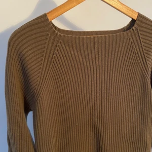 Ribbad tröja - Vid köp av produkt: 1. Skicka meddelande med: - Namn - Adress och postnummer - Tel och mail 2. Swisha  3. Paketet postas till dig!