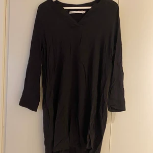 Klänning från & Other stories  - Svart klänning från & Other stories. Skrynklig pga. Legat i garderoben. Fint skick!