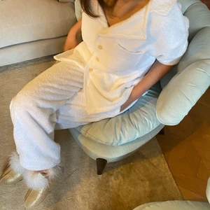 Loungewear frotté  - Mitt UF-företag Terry Sthlm säljer riktigt snygga loungewear i frotté producerat av återanvända handdukar. De finns i storleken S/M och M/L. Skriv hr eller kika in vår instagram @terrysthlm för mer information.