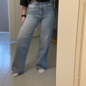 90s high waist jeans från Gina Tricot i storlek 36. Använder tyvärr inte längre. Har vanligtvis storlek 38 men dessa passade mig i 36. Ordinarie pris är 599kr.                                                      Obs, köparen står för frakten!