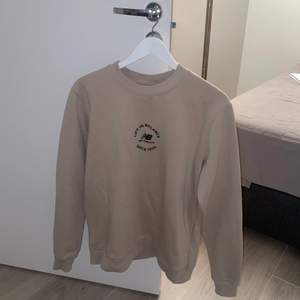 Havrefärgad sweatshirt från new balance. Använd endast 1 gång. 