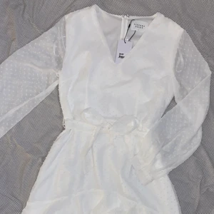 Sisters Point vit klänning - Jättefin helt oanvänd klänning med lapp kvar. Perfekt som studentklänning/sommarklänning. Inga defekter, nypris 499kr