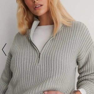 Stickad tröja - Säljer en liknande stickad tröja som säljs på nakd från bikbok i storlek M. Den är stickad i ett varmare material med en dragkedja och passar väldigt fint ihop med en volangkjol eller skinnbyxor, köptes för 399kr😊