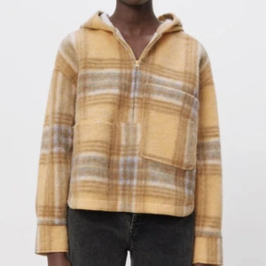 Mysig jacka/kofta från zara!  - Knappt använd fin jacka/tröja. Går att använda till mycket tillfällen! 