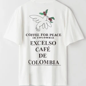 Our legacy workshop tisha  - Säljer min our legacy workshop tisha köpt från deras hemsida under deras holiday market där dom gick ihop med coffee for peace insamling, såldes slut på minuter, använd en gång