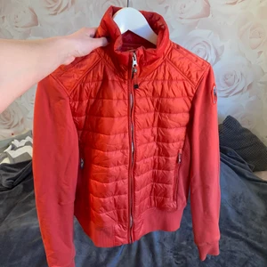 Parajumper  -  köpt i Johnells i häften puffjacka och på ryggen är de tyg, lite som en kofta att ha på våren under en väst eller en sen sommar❤️ . Jackan är i jätte fint skick🥰💯👍🏻 sista bilden är TRE olika nyanser av orange 