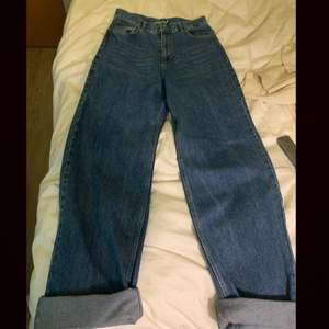 Ett par baggy jeans från Junkyard, man kan justera längden hur man vill 