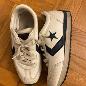 All star converse sneakers!! - Säljer vidare mina all star converse sneakers i storlek 40 från sellpy!🧡 