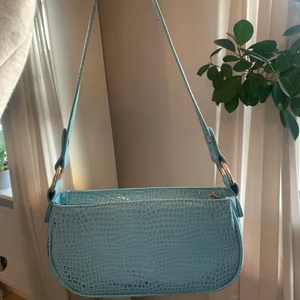 Blå axelväska - Från Asos, sparsamt använd och i fint skick! Jättefin blå färg som passar bra till sommaren 