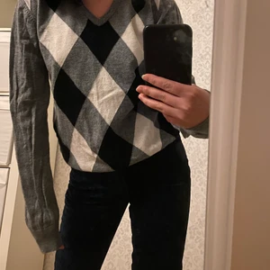 Riktigt snygg stickad tröja 😊🤩 - Stickad tröja med argyle mönster😉Köpt på second hand men inget som tyder på användning💓Super snygg och skön🥰Kökparen står för frakten 