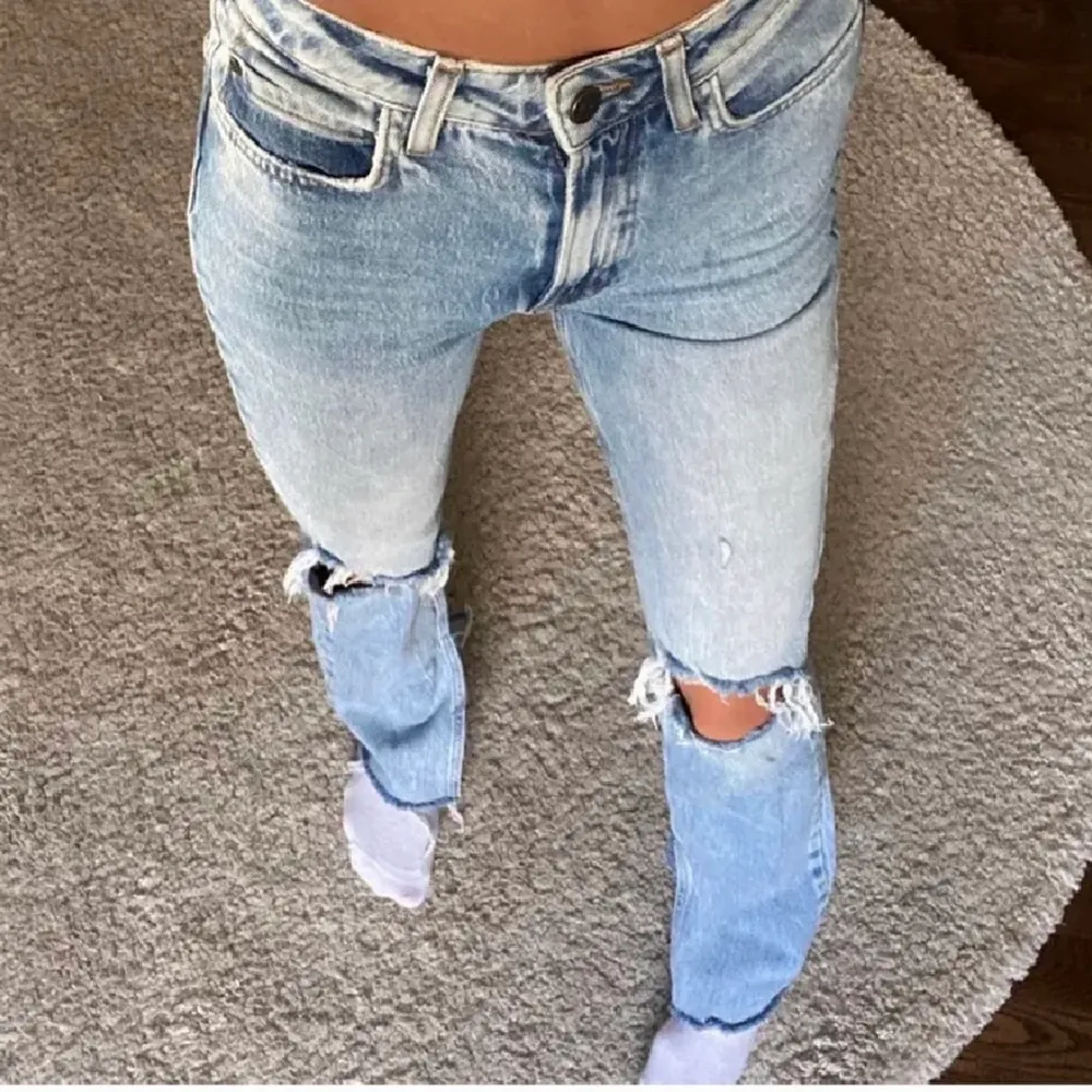 Snygga Zara jeans med slits 🥰 Har sytt upp dem lite längst ner ( 2:a bilden) så om man vill ha dem längre är det bara att ta bort stygnen 💕. Jeans & Byxor.