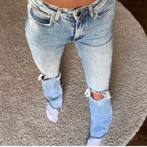 Snygga Zara jeans med slits 🥰 Har sytt upp dem lite längst ner ( 2:a bilden) så om man vill ha dem längre är det bara att ta bort stygnen 💕