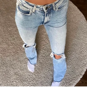 Zara jeans - Snygga Zara jeans med slits 🥰 Har sytt upp dem lite längst ner ( 2:a bilden) så om man vill ha dem längre är det bara att ta bort stygnen 💕