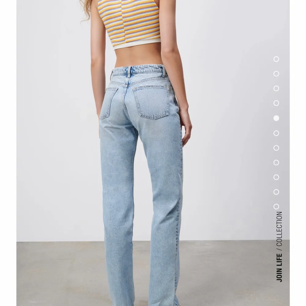 Mid Rise jeans straight från zara i ljusblå, använda en gång, perfekt kvalitet! Säljer då dem tyvärr har blivit för små för mig strl 34, slutsålda idag nypris 359kr. Jeans & Byxor.