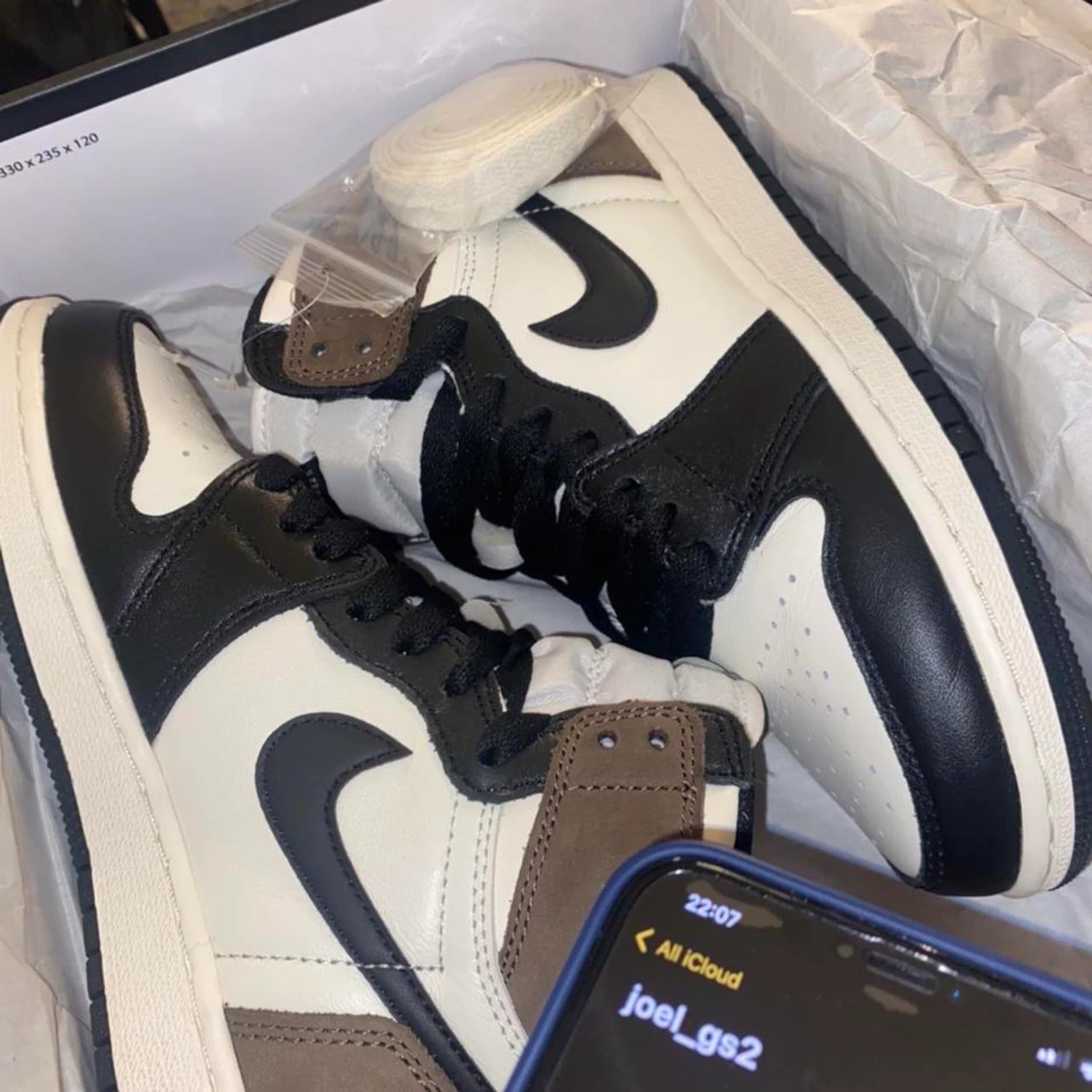 Air Jordan 1 Mocha - 90