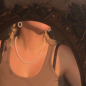 Matchande smycken sett  - Den passar till alla uppklädda tillfällen. Gjort av konstgjorda pärlor. Nyskick och delvis handgjorda.