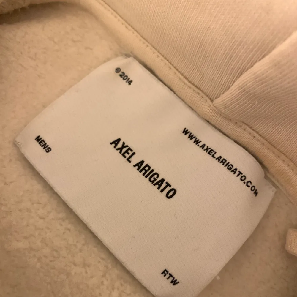 Sandfärgad Axel Arigato hoodie i storlek S-M.  Bra passform och i nyskick, använd en gång. Kvitto finns kvar. Köpt för 1600kr i Arigato butiken Stockholm.. Hoodies.