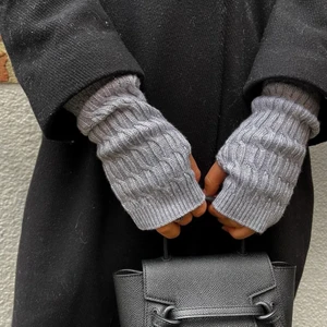 Ribbade torgvantar - Säljer ribbade torgvantar i svart och grå💕 De är gjorda av 100% ull och säljs för 189kr styck💕 skriv om du har några frågor!!💗💗 