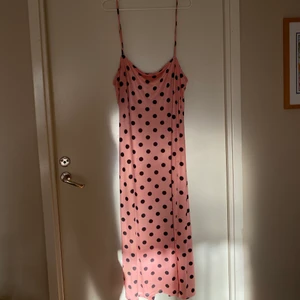 Prickig klänning från Asos  - Rosa klänning med svarta prickar, justerbara smala band i storlek 50 eller XL. 