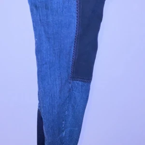 Jeans Ridbyxor Helskodda - Fint Skicka - Helskodd ridbyxa i mocka (imitation). Stretch längst ner i slutet av byxan. Väldigt stretchiga och sköna!                                                                                        ‼️FINT SKICK‼️ Knappt använda!                                      Priset kan diskuteras. Frakten står köparen för! (Förslaget fraktalternativ nedan.) Även hämtas i Frändefors. 