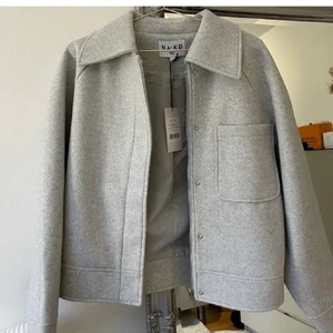 NAKD jacka - Denna populära oanvända jacka från Nakd. Storlek 38 med prislapp kvar. Passar någon mellan s/m. Kollar intresset och eventuellt blir det budgivning💗❤️ (KÖP DIREKT 500kr)