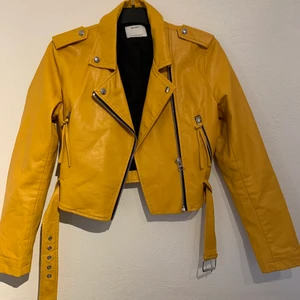 Gul skinnjacka från Beshka - Säljer min jättefina skinnjacka (fake-skinn) från Beshka. Endast använd ett fåtal gånger.