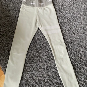 Stronger tights - Från stronger i stolek Xs/s. Inte använda så många gånger. Säljer för 180 kr. Ingen retur 