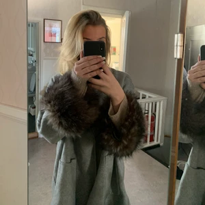 Kappa från zara strl s - Säljer denna kappa med fuskpäls från zara i strl s! Så snyggggg😍😍😍😍