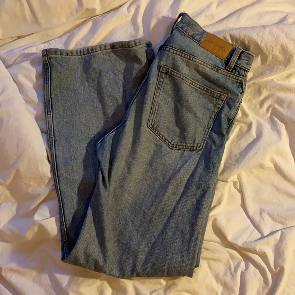Vida byxor från Monki, säljs då de är för stora. Skicka provat för fler bilder<3. Jeans & Byxor.