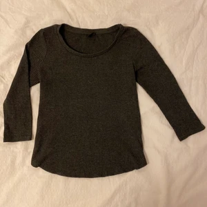 Ribbat tröja från Gina - En simpel grå ribbad tröja med trekvartsärmar från Gina.