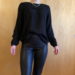 Black lace blouse Day size S-M - An elegant black blouse with Lace details and buttoned sleeves. Fits with everything, breathing and flirtatious material. 