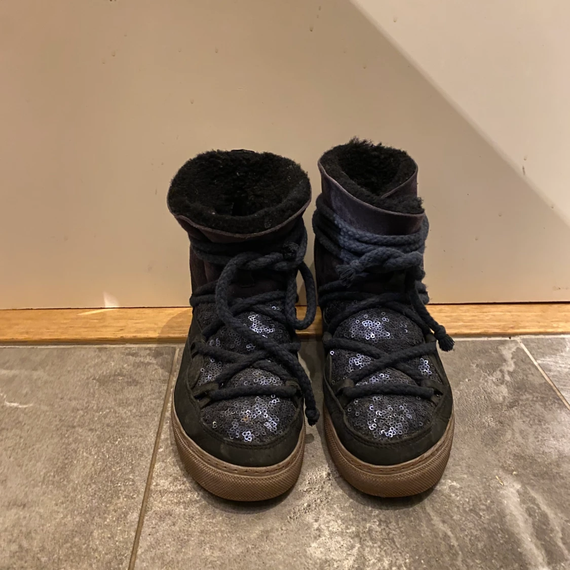 Mörk blåa INUIKII’s med paljetter - 90