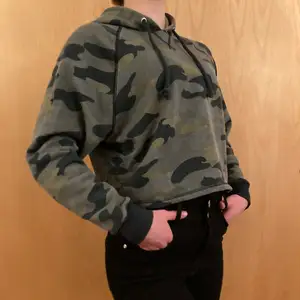 Camo colored crop top hoodie perfect to flash the belly on cooler summer nights. Good condition, worn only a handful of times. 