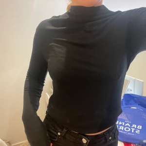 Svart polotröja - Svart polotröja. Storlek S, men passar även M. Aldrig använd. Från bikbok.