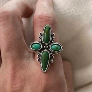 Bohemisk ring - Väldigt vacker, fick i julklapp- men passar tyvärr inte med mina andra🌺