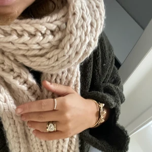 Halsdukk - Jättefin beige stickad halsdukk 