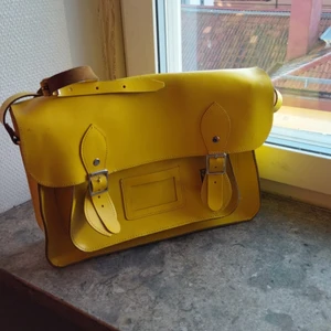 Gul läder väska - Gul väska med axelband i äkta läder. Använd sparsamt, finns en stor fick och en mindre. Måtten är 32x24x7