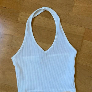 Vit topp från Miss Selfridge - Superfin fest och vardags topp från Miss Selfridge. Säljer då det sitter tajt på mig med större byst. Aldrig använd men lapp borta.