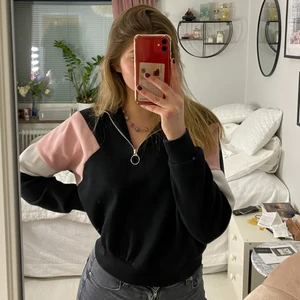Half zip tröja  - Snygg half zip tröja som inte kommer till användning längre. Använd ca 2-4 gånger så den är bra skick💕