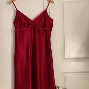 Röd ” mini klänning ”  - Plagget är knappt användt  och är i fint skick, storleken är M och materialet är 100% polyester. Passar perfekt att sova i eller att ha på en varm sommar dag. 