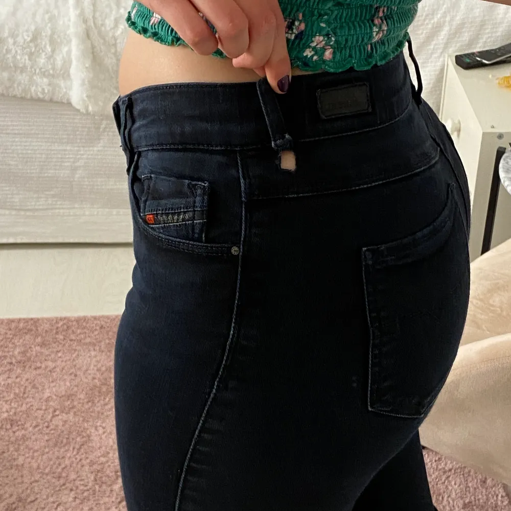 Snygga bootcut jeans från Disel som blivit försmå för mig. Sparsamt använda, dock har ena hällan gått sönder som syns på sista bilden. Jag är 169 som referens💕. Jeans & Byxor.