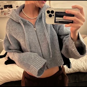 Zara stickad kofta - Säljer en helt oanvänd stickad kofta från zara😍 Den är jättesnygg och bekväm!! Tror den är helt slutsåld och inte finns på hemsidan längre💓💓 Köpt för 399kr.(lånade bilder) 