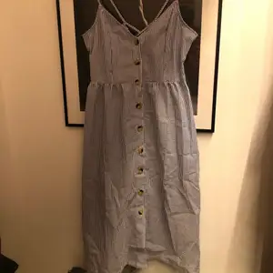Säljer denna blå vit randiga klänning från hm💙🤍pris: 75kr+frakt