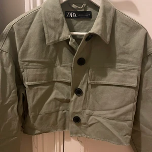 Zara jacka - Hej❤️ säljer denna super snygga och trendiga oanvända jackan från zara då den inte kommer till användning ❤️