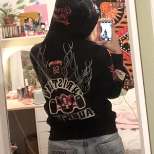 Huvtröja - Ascool Christian Audigier kofta med massa Nice tryck. Den är sparsamt använd och i bra skick. Köpt för 450kr. Skriv om du har några frågor eller vill ha fler bilder💕💕